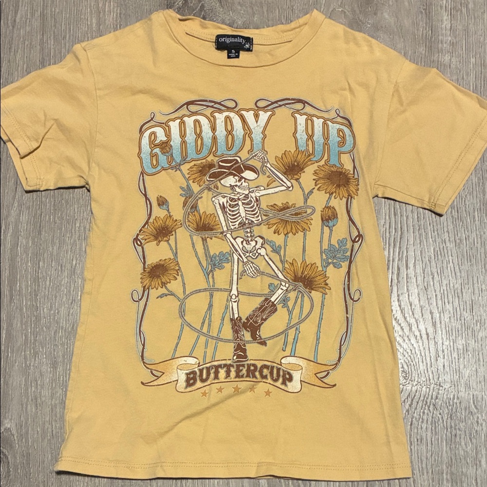 Light mustard colored tee